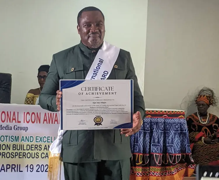 Mayor Bamenda 1 receiving award 